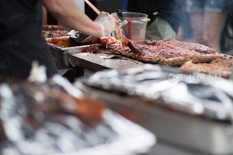 Baby Back Pork Ribs特写On Hot Flaming Grill背景